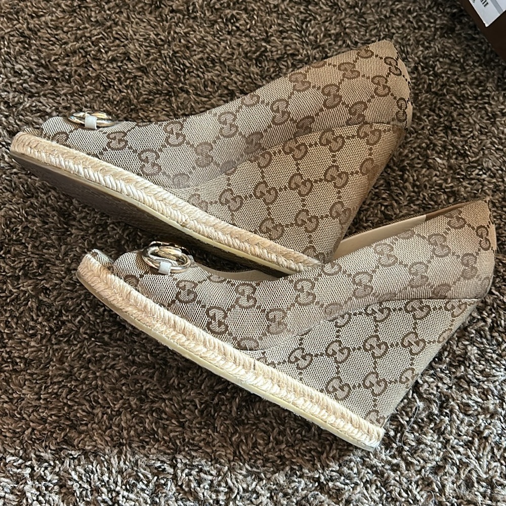 Gucci Brown Wedge Shoes with Peep-Toe Design - Picture 3 of 7